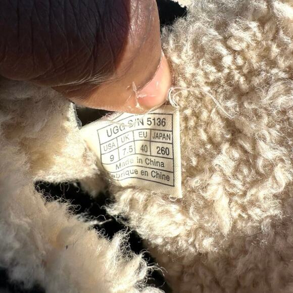 UGG Australia Cove Black‎ Fuzzy Lined Leather Ankle Boots Women’s Size 9 - Picture 6 of 15